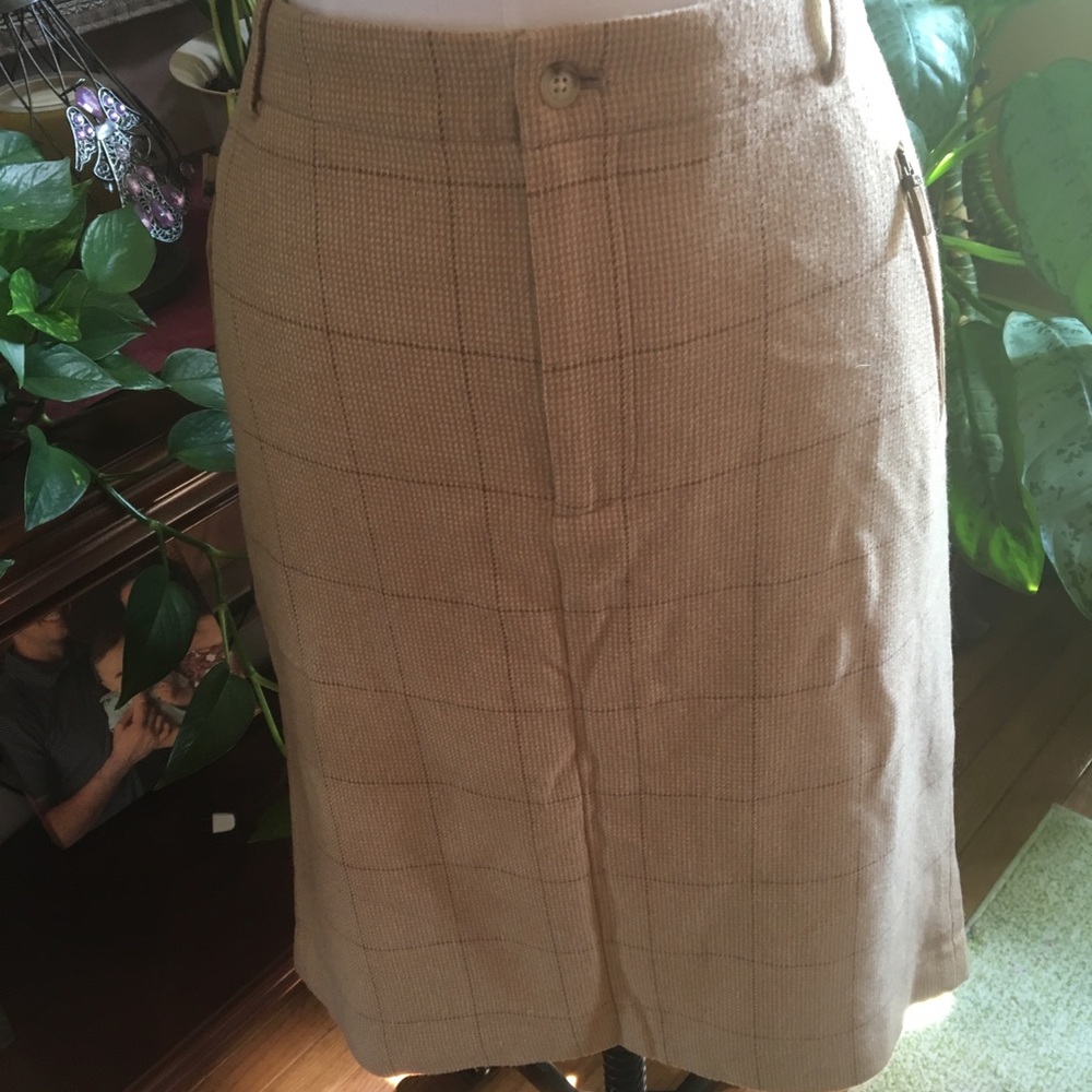 Ralph Lauren fully lined tweed skirt.